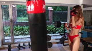 Uma rapariga malcriada que pratica boxing e se masturba