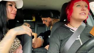 Atores pornôs transando em uma viagem de carro Atores pornôs transando em uma viagem de carro