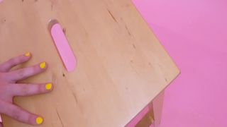 Uma jovem estudante adora chupar de perto