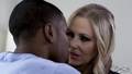 Milf Julia Ann adora sexo inter-racial