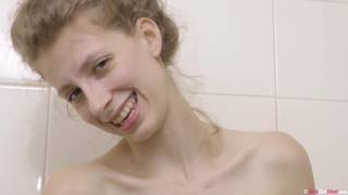 No chuveiro, vemos Alice urinando para economizar água.