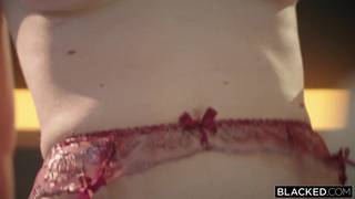 Duas gostosas de lingerie compartilham uma BBC Duas gostosas de lingerie compartilham uma BBC