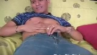 Anthony gosta de serrar seu pênis duro