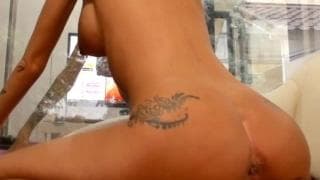 Como essa morena quer penetrar sua buceta, ela o faz sem pensar Como essa morena quer penetrar sua buceta, ela o faz sem pensar