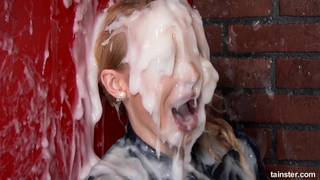 Bukkake massivo usando um brinquedo sexual que sai pelo gloryhole