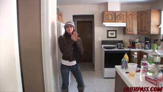 Depois de terem estado na jacuzzi, eles vão para a cama nus.