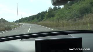 Rebecca chupa o pau de um cara que lhe dá uma carona Rebecca chupa o pau de um cara que lhe dá uma carona