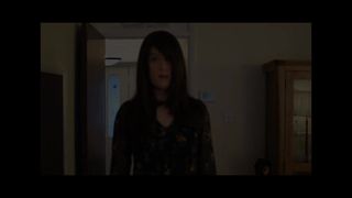 Gay se veste de mulher para uma sessão fotográfica com broche incluído