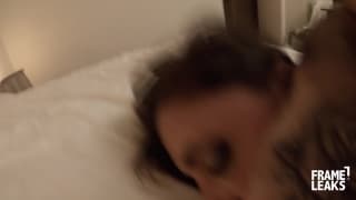 Ele está jantando com uma morena e ela quer fazer sexo oral nele no banheiro