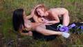 Turistas lésbicas fazem sexo selvagem em um prado