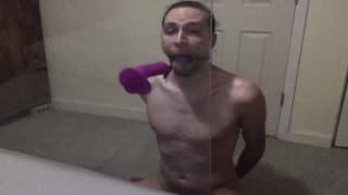 Jovem gay pratica garganta profunda em brinquedo sexual