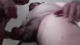 Um gay excitado tem seu corpo acariciado por um asiático Um gay excitado tem seu corpo acariciado por um asiático
