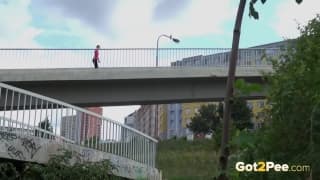 Esguicho de urina de garotas bonitas na rua Esguicho de urina de garotas bonitas na rua