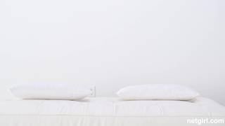 Duas colegas atrizes pornôs engolem todo o seu esperma