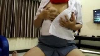 Estudante árabe cobre o rosto para transar