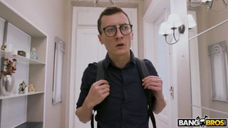 Transa com a namorada do amigo no caminho para casa