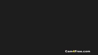 Mulher jovem e bonita provocando fãs na webcam