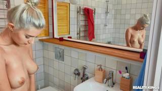 Homem coloca câmera espiã no banheiro e no quarto de Eva Elfie Homem coloca câmera espiã no banheiro e no quarto de Eva Elfie