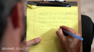 O corço gordo admira sua esposa sendo tringled pelo terapeuta