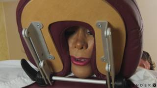 Pierce massageando o corpo da sensual trans Johanna B