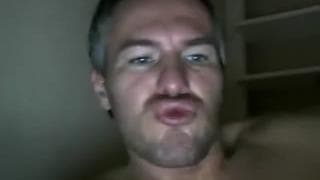 Papai sexy está se masturbando para gozar em si mesmo Papai sexy está se masturbando para gozar em si mesmo