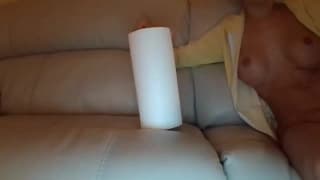 Essa transa de pau grande e goza no sofá