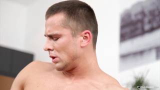 Boris gosta de transar com Ennio Guardi no chão