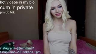 Tgirl loira sexy mostra seus peitos grandes e seu pau