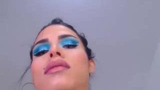 Emmily sexy trans com grampos nos mamilos falsos Emmily sexy trans com grampos nos mamilos falsos