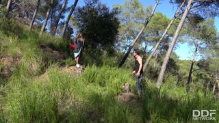 A bela Briana Banderas se deixa foder no camping ao ar livre