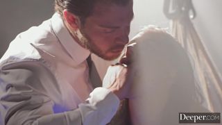 A musa Adriana Chechik suspensa para que a fodam