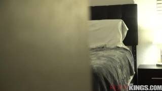 Um casal é filmado às escondidas por um voyeur que quer bater punheta