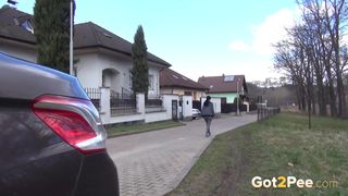 Jovens prostitutas que se deixam filmar mijando na rua