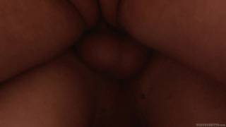 A transexual Bella Bellucci tem sua bunda fodida por Jay Ashley