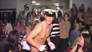 Sexo CFNM em um clube cheio de deboche e prazeres