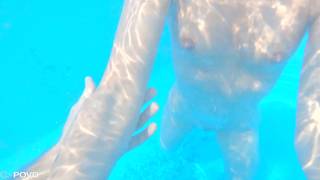 POV de sexo em uma piscina com uma jovem que está quase nova