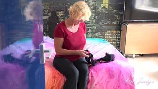 A bela madrasta está sozinha em sua cama se masturbando