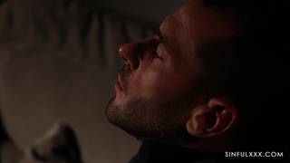 Tina Kay em látex preto tem sua buceta lambida