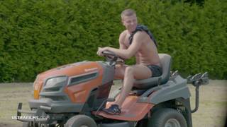 Fodendo três gatas bonitas no estádio de futebol