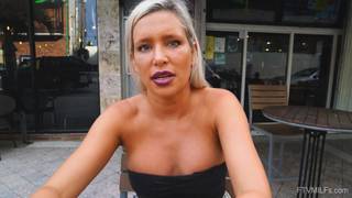 MILF gostosa se masturbando no carro enquanto dirige para a praia MILF gostosa se masturbando no carro enquanto dirige para a praia