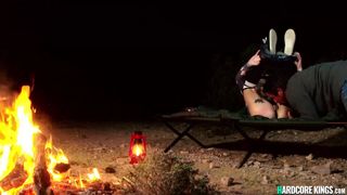 Loira tatuada com grandes tetas operadas fodendo à sua maneira