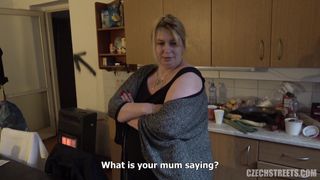 Essas duas amigas checas putinhas chuparam este pau por dinheiro