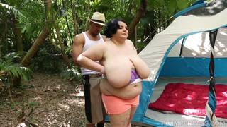 Peyton Thomas quer foder com a BBW peituda na tenda de acampamento