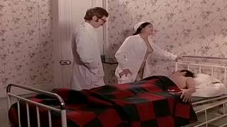 Pornô retrô em uma casa antiga com brinquedos e pênis