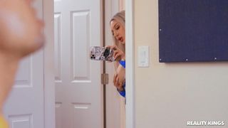 Trios sensuais se divertem juntos e transam