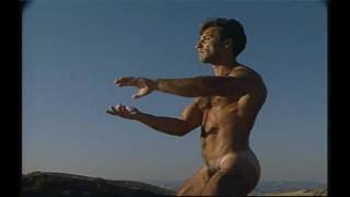 DaVinci nu se alongando ao ar livre DaVinci nu se alongando ao ar livre