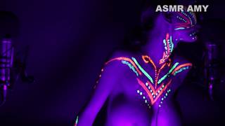 Cena de sexo à noite em um porno ASMR sob as luzes UV