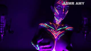 Cena de sexo à noite em um porno ASMR sob as luzes UV