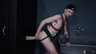 Cara levando um punho através de um burado na parede Cara levando um punho através de um burado na parede