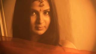 Uma dança do ventre sensual feita por uma bela mulher indiana